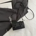 Mini bolso bandolera negro con textura de fibra de carbono y cadena acrílica - Negro