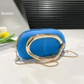 Bolso ovalado azul real con asa de anillo dorado grande y correa de cadena fina - Azul