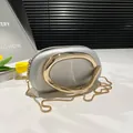 Mini bolso de cuero plateado con asa de anillo metálico dorado grande y cadena - Plateado