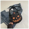 Dettaglio della borsa a zucca di Halloween con viso arancione su giacca di denim - Nero & Arancione