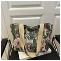Detailansicht der Retro-Blumen-Tote-Bag aus Jacquard mit Baumwollgriffen und Markenetikett - Grün