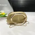 Sac à main doré mat avec poignée ovale en métal et bandoulière chaîne pour les soirées - Or