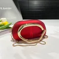 Pochette de soirée en satin rouge avec grand anneau doré et bandoulière chaîne - Rouge