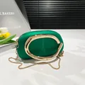 Sac bandoulière givré vert foncé avec grande poignée dorée en C et chaîne serpent - Vert