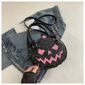 Dettaglio della borsa a zucca di Halloween con cuciture a ragnatela rosa e viso di fantasma - Nero & Rosa