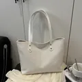 Bolso tote retro tejido blanco con textura de cuero PU y remaches plateados - Blanco