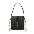 Schicke schwarze Beuteltasche mit grauem M-Monogramm und goldener Kettenverzierung - Schwarz