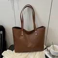Bolso shopper grande marrón oscuro con textura trenzada y asas con remaches - Marrón