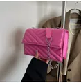 V-gesteppte rosa Umhängetasche mit markanter Silberkette und schickem Schultergurt - Rosa