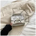 Schicke silberne Mini-Tasche in Spiegeloptik mit Sternschnalle und Kettenriemen - Silber