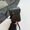 Minimalistische schwarze Handy-Umhängetasche aus mattem Leder mit Goldschnalle - Schwarz