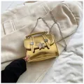 Glänzende goldene quadratische Handtasche mit Silberstern-Schnalle und Kettenschultergurt - Gold