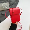 Minimalistische rote vertikale Handy-Umhängetasche mit mattem Leder-Finish und Riemen - Rot