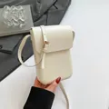 Vertikale cremefarbene Handytasche aus glattem Kunstleder mit verstellbarem Riemen - Weiß