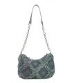 Borsa sottobraccio in denim con patchwork di stelle sfrangiate e catena metallica - Stella Colorata