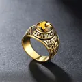 Anello scolastico americano dorato con gemma gialla sfaccettata e rilievi incisi - US 7 / Oro Pietra Gialla