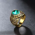 Anello vintage da uomo in oro con grande gemma verde e incisioni a rilievo Malcolm X - US 7 / Oro Pietra Verde