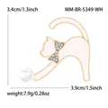 Katzenbrosche mit weißem Emaille, goldener Schleife und Perle auf weißem Hintergrund - Weiß