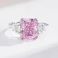 Anello classico in argento S925 con gemma rosa da 4 carati taglio radiant e pietre laterali - US 5 / Zircone Rosa Chiaro