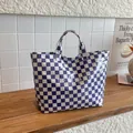 Borsa tote impermeabile a scacchi blu e bianchi con finitura lucida e scritte - Quadri Blu Bianco