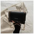 Détail du sac bandoulière patchwork léopard avec chaîne dorée et texte imprimé - Café
