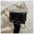 Détail du mini sac carré léopard avec bandoulière chaîne dorée et inscription tendance - Noir