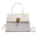 Sac à main blanc motif crocodile avec boucle dorée élégante et une bandoulière chic - Blanc
