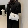 Bolso bandolera acolchado blanco con cadena dorada y elegante cierre de giro metálico - Blanco