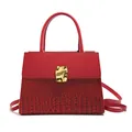 Sac à main rouge en cuir à motif crocodile avec fermoir doré et bandoulière amovible - Rouge