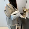 Bolso bandolera acolchado plateado con cierre de rosca dorado y correa de cadena - Plateado