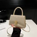 Elegante borsa da sera champagne con strass scintillanti e chiusura a girello oro - Oro