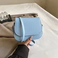 Sacoche selle bleu clair en PU mat avec texte fashion trend et fine bandoulière - Bleu