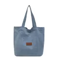 Sac fourre-tout en denim bleu avec écusson en cuir et poche avant pour le quotidien - Bleu clair