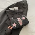 Bolso de hombro denim con estrellas, detalles en cuero rosa y cadena plateada - Negro