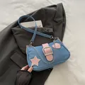 Bolso de hombro media luna de mezclilla azul con estrellas rosas y cadena de plata - Azul claro