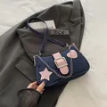 Bolso de hombro media luna en denim azul con estrellas de cuero rosa y cadena plateada - Azul marino
