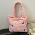 Sac fourre-tout matelassé rose avec broderie papillon et bandoulières rembourrées - Rose