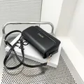 Elegante bolso bandolera de piel sintética negra con logotipo dorado y solapa - Negro