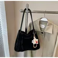 Detalle del bolso de hombro de piel sintética negra con un bonito colgante de oso - Con Llavero / Negro