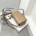 Elegante bolso bandolera rectangular café claro en cuero con hebilla dorada - Marrón