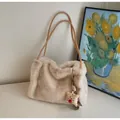 Detalle del bolso tote de peluche crema con asas de cuero y un tierno colgante de oso - Con Llavero / Caqui