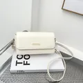 Bolso bandolera rectangular de cuero PU blanco crema con logo dorado y detalles metálicos - Blanco
