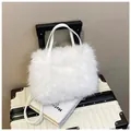 Bolso de mano blanco de piel sintética suave con correas y textura de invierno - Blanco