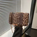 Bolso bandolera con estampado de leopardo, cadena dorada y detalles metálicos - Leopardo Café