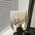 Chique beige zadeltas met gouden gesp en brede schouderband met patroon voor dames - Wit