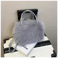 Bolso de peluche gris claro con asa de cuero y correa desmontable en maleta blanca - Gris