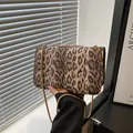 Bolso bandolera chic con estampado de leopardo, cadena dorada y acabado aterciopelado - Leopardo Marrón