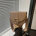 Kaki zadeltas met gouden D-gesp en brede stoffen schouderriem met patroon - Khaki