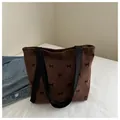 Grand sac cabas en velours côtelé marron à motifs nœuds et surpiqûres losanges - Marron