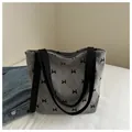 Sac cabas en velours côtelé gris à motifs nœuds noirs et texture matelassée - Gris